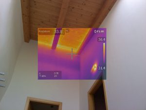 Termografia durante una perizia per il controllo della risalita capillare e la coibentazione di una copertura